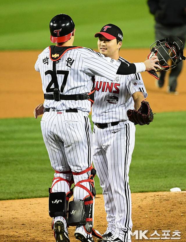 LG가 29년 기다림 끝에 V3를 달성했다. LG는 2023년 11월 13일 오후 서울 잠실구장에서 열린 2023 KBO 포스트시즌 한국시리즈(7전 4선승제) 5차전, KT 위즈와의 경기에서 6-2로 승리하면서 시리즈 전적 4승1패로 통합우승을 달성했다. 통합우승을 확정짓고 기뻐하는 LG 고우석과 박동원. 사진=김영구 기자