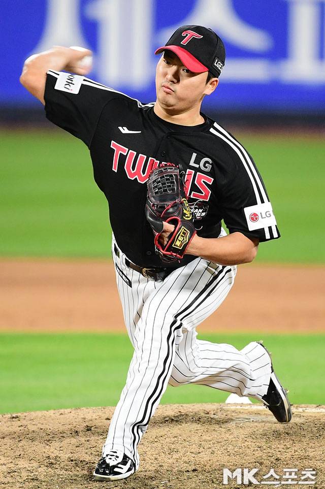 2023년 11월 10일 오후 경기도 수원KT위즈파크에서 2023 KBO 포스트시즌 한국시리즈(7전4선승제) 3차전, LG 트윈스와 KT위즈 경기가 열렸다. 한국시리즈에서 1승 1패로 맞선 뒤 먼저 2승째를 거둔 팀의 우승확률은 85%다. 8회말에 등판한 LG 마무리 고우석이 역투하고 있다. 사진=김영구 기자