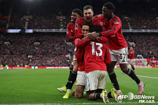 도르구가 득점을 터뜨린 뒤 동료들의 축하를 받고 있다. 사진=AFPBBNews=News1