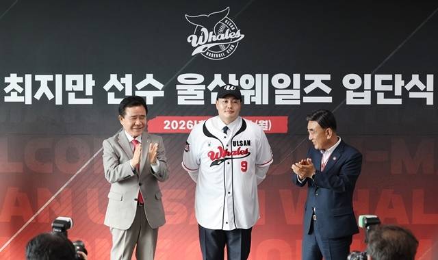 미국프로야구 메이저리그(MLB)에서 뛰었던 최지만이 27일 문수야구장에서 열린 울산 웨일즈 입단식에 참석해 유니폼을 입고 있다. 오른쪽은 김두겸 울산시장, 왼쪽은 구단주인 김철욱 울산시체육회장. 사진=연합뉴스