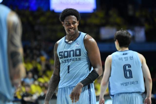 네이선 나이트는 자밀 워니에 이어 아셈 마레이까지 넘어섰다. 사진=KBL 제공