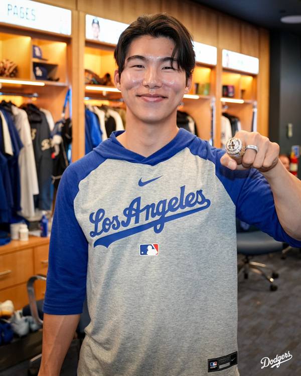 김혜성이 우승 반지를 받았다. 사진= 다저스 공식 X