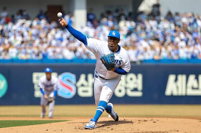 프로야구 삼성 라이온즈가 두산 베어스와의 대결에 '에이스' 아리엘 후라도를 선발 출전할 예정이다. 사진은 지난달 28일 대구 수성구 삼성라이온즈파크에서 열린 2026 신한 SOL KBO리그 개막전 롯데 자이언츠와 삼성 라이온즈 경기 1회 초 삼성 선발투수 후라도가 공을 던진 모습. /사진=뉴시스