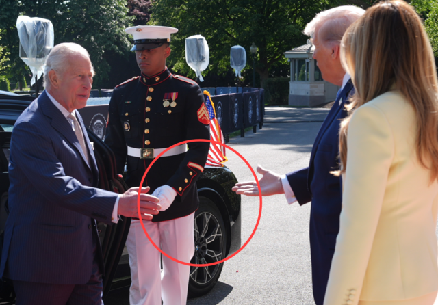 도널드 트럼프 미국 대통령이 27일 미국을 국빈방문한 찰스 3세 영국 국왕을 백악관에서 맞이하며 악수하기 위해 손을 내밀고 있다. 뉴시스