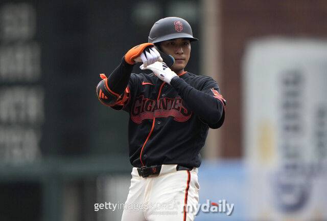 이정후가 26일 마이애미 말린스전에서 2루타를 친 뒤 세리머니를 하고 있다./게티이미지코리아