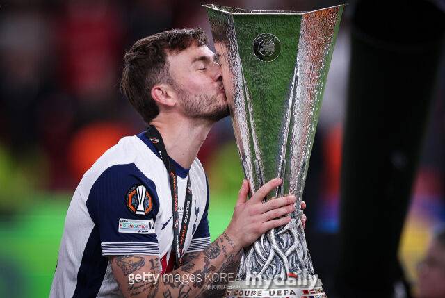 27일 영국 '풋볼리그월드' 보도에 따르면 토트넘 홋스퍼의 제임스 매디슨이 올여름 팀이 강등될 경우 코벤트리 시티로 복귀할 가능성이 있다. 매디슨이 지난 시즌 유로파리그 우승을 차지한 뒤 트로피에 키스하고 있다./게티이미지코리아