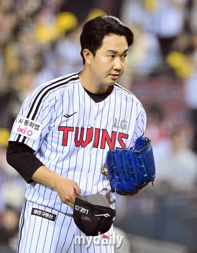 LG 유영찬이 16일 오후 서울 잠실구장에서 열린 '2026 신한 SOL KBO리그' 롯데 자이언츠와 LG 트윈스의 경기서 7-4로 승리한 뒤 기뻐하고 있다./마이데일리