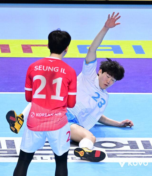 챔피언결정전 5차전에서 우승을 확정한 뒤 환호하다가 코트에 넘어진 김민재./KOVO