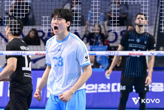 김민재가 챔피언결정전 5차전에서 환호하고 있다./KOVO