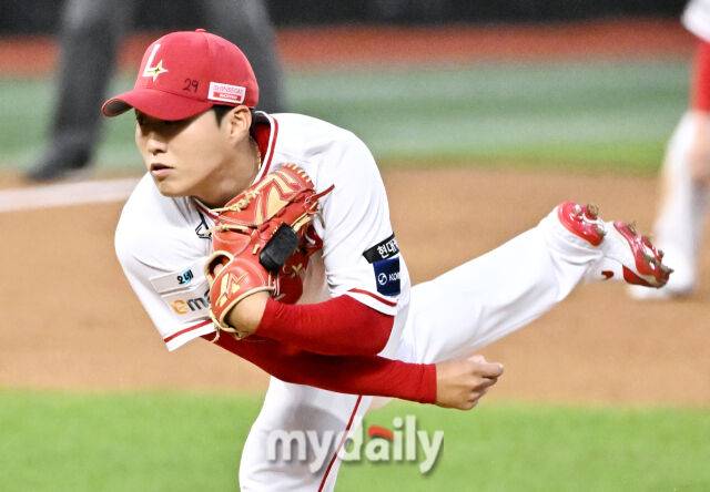 15일 오후 인천 SSG랜더스필드에서 진행된 '2026 프로야구 KBO리그' SSG랜더스와 두산베어스의 경기. SSG 최민준이 선발등판해 역투하고 있다./마이데일리