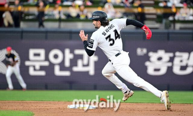 KT 힐리어드가 22일 경기에서 질주하고 있다./유진형 기자