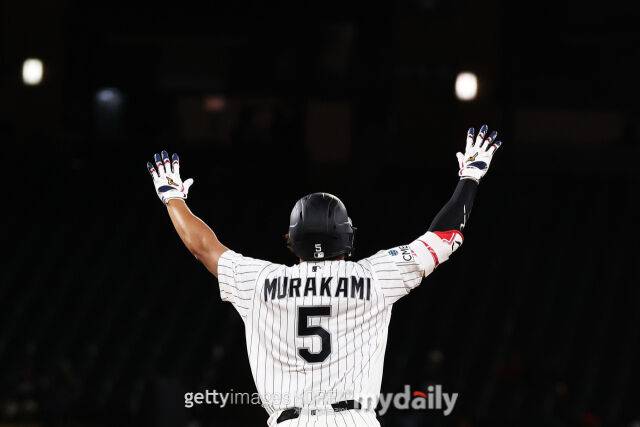 무라카미 무네타카가 4월 28일 홈런을 친 뒤 세리머니를 하고 있다./게티이미지코리아