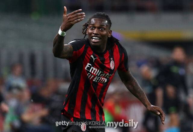 AC 밀란 하파엘 레앙이 4월 27일 이탈리아 밀라노의 스타디오 산시로에서 열린 2025-26시즌 이탈리아 세리에A 34라운드 유벤투스와의 맞대결에서 손짓하고 있다. /게티이미지코리아