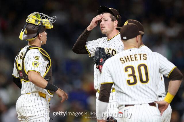 메이슨 밀러(가운데)가 4월 28일 곤란한 표정을 짓고 있다./게티이미지코리아