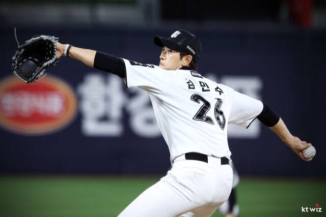 17일 경기에서의 김민수. 28일 LG전에서 9-10회를 무실점으로 틀어막았다./KT wiz