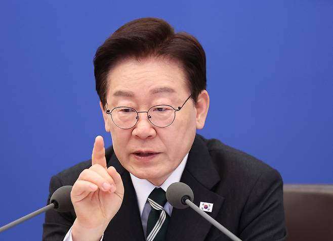 이재명 대통령이 28일 청와대에서 열린 국무회의 겸 비상경제점검회의에서 발언하고 있다. [연합]
