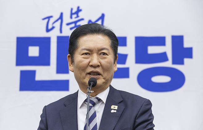 더불어민주당 정청래 대표가 2월 26일 국회 본회의에서 ‘법왜곡죄’ 표결에 앞서 열린 의원 총회 도중 이날 6300백 포인트를 넘긴 코스피 종가 소식을 알리고 있다. [연합]