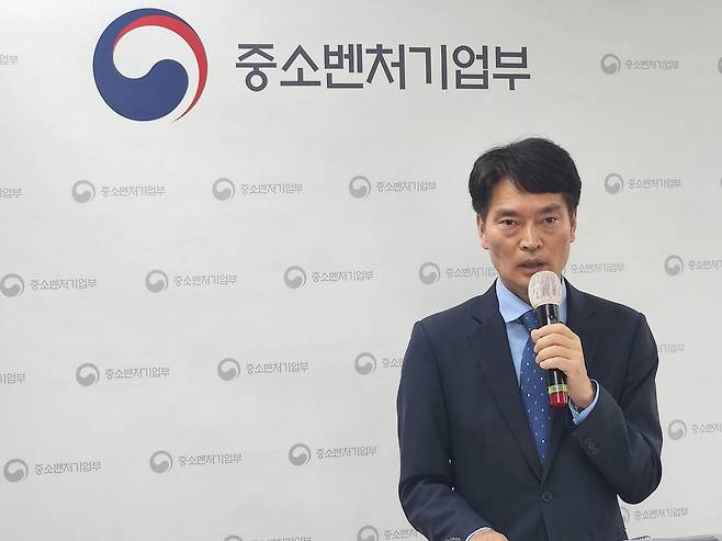 김정주 중소벤처기업부 소상공인정책관이 28일 브리핑에서 소공인 스마트제조지원 사업의 부정수급에 대해 이야기하고 있다. [중기부]
