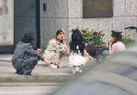 서울 강남의 한 초등학교 인근 건물 앞에서 여성들이 담배를 피우는 모습 [연합]