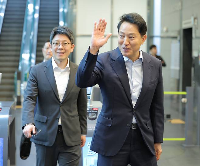 오세훈 국민의힘 서울시장 후보가 27일 기자회견을 위해 서울시청을 나와 보신각으로 향하고 있다. [연합]