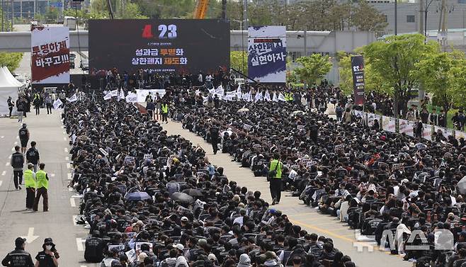 [평택=뉴시스] 김근수 기자 = 삼성전자노동조합 공동투쟁본부 조합원들이 23일 오후 경기 평택시 삼성전자 평택사업장 앞에서 열린 투쟁결의대회에서 구호를 외치고 있다. (공동취재) 2026.04.23. photo@newsis.com