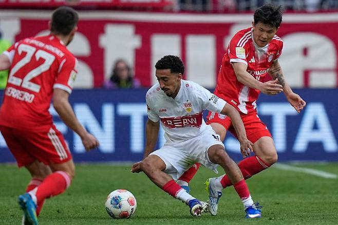 [뮌헨=AP/뉴시스] 바이에른 뮌헨의 김민재(오른쪽)가 19일(현지 시간) 독일 뮌헨의 알리안츠 아레나에서 열린 2025-26 분데스리가 30라운드 슈투트가르트와 경기 중 공을 다투고 있다. 김민재는 풀타임을 소화했고, 뮌헨은 4-2로 승리해 4경기를 남겨놓고 조기 우승을 확정했다. 2026.04.20.