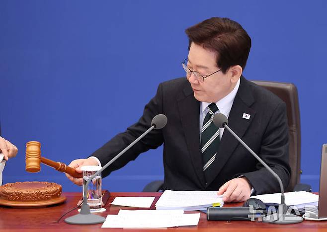 [서울=뉴시스] 고범준 기자 = 이재명 대통령이 28일 청와대에서 열린 국무회의 겸 비상경제점검회의에서 의사봉을 두드리며 개회 선언을 하고 있다. (청와대통신사진기자단) 2026.04.28. bjko@newsis.com