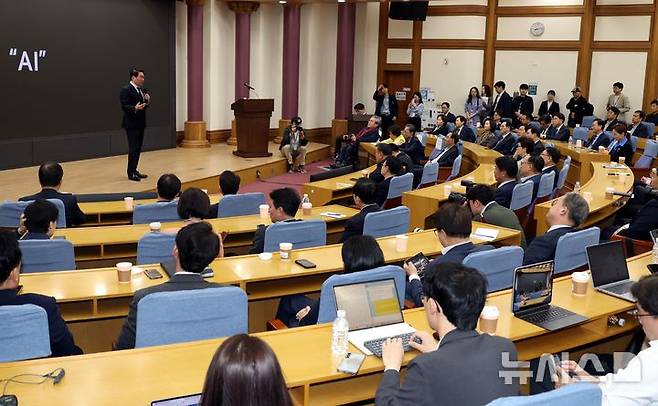 [서울=뉴시스] 조성봉 기자 = 28일 오전 서울 여의도 국회 의원회관 소회의실에서 열린 미·중 AI 기술 패권 경쟁 속 대한민국 성장전략 세미나에서 여야 의원들이 최태원 대한상공회의소 회장의 강연을 경청하고 있다. 2026.04.28. suncho21@newsis.com