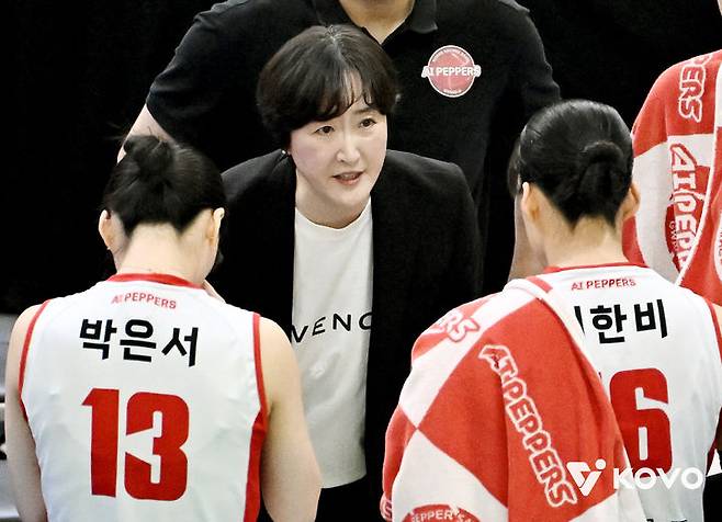 [서울=뉴시스]여자배구 페퍼저축은행 장소연 감독. (사진=KOVO 제공)