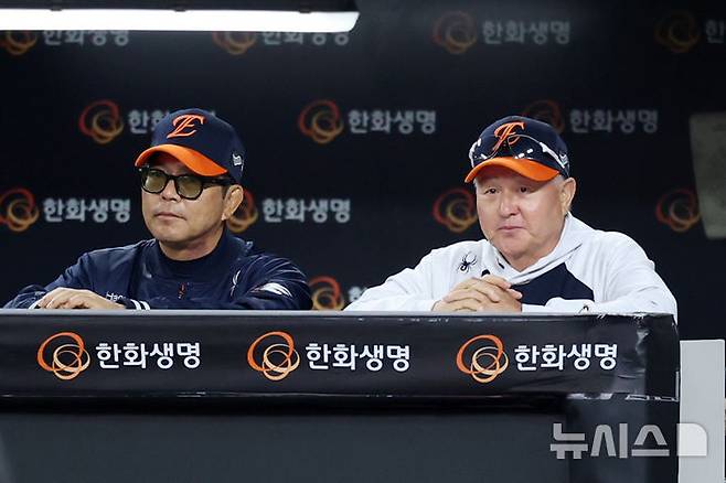 [대전=뉴시스] 조성우 기자 = 29일 대전 중구 한화생명볼파크에서 열린 2025 KBO리그 LG 트윈스와 한화 이글스의 경기, 한화 김경문(오른쪽) 감독과 양상문 투수코치가 LG 7-3으로 앞선 9회초 경기를 지켜보고 있다. 2025.09.29. xconfind@newsis.com
