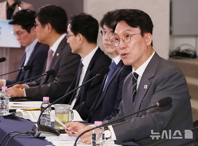 [서울=뉴시스] 조수정 기자 = 김민석 국무총리가 28일 오후 서울 마포구 중소기업 DMC타워에서 열린 제18차 청년정책조정위원회 겸 제2차 청년정책관계장관회의를 주재하고 있다. 2026.04.28. chocrystal@newsis.com