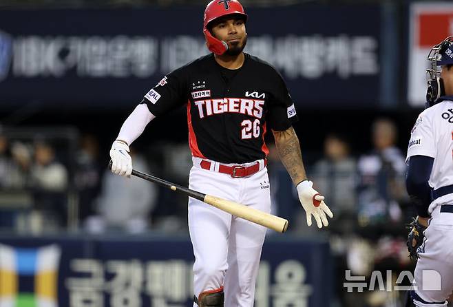 [서울=뉴시스] 이영환 기자 = 17일 오후 서울 송파구 잠실야구장에서 열린 2026 KBO리그 KIA 타이거즈와 두산 베어스의 경기, 3회초 1사 1루에서 KIA 카스트로가 삼진 아웃 당한 후 아쉬워 하고 있다. 2026.04.17. 20hwan@newsis.com
