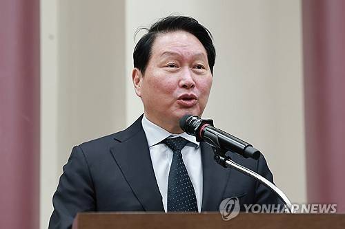 국회에서 AI 관련 강연하는 최태원 대한상의 회장 (서울=연합뉴스) 신현우 기자 = 대한상공회의소 회장인 최태원 SK그룹 회장이 28일 국회의원회관에서 한중의원연맹이 연 '미·중 AI 기술 패권 경쟁 속 대한민국 성장전략' 정책세미나에 참석해 강연하고 있다. 2026.4.28 nowwego@yna.co.kr