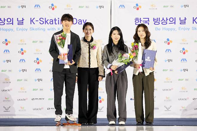 쇼트트랙 대표팀 임종언(왼쪽부터), 빙상연맹 이수경 회장, 김길리, 최민정. 연맹