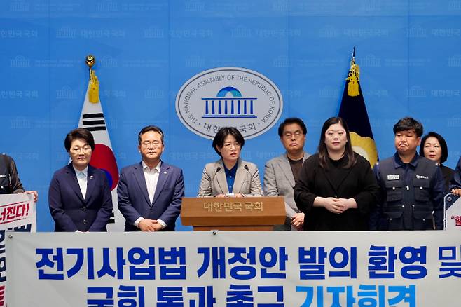 박희정 후보는 28일 더불어민주당 을지로위원장 민병덕 국회의원과 함께 국회에서 기자회견을 열었다. 박희정 후보 캠프 제공