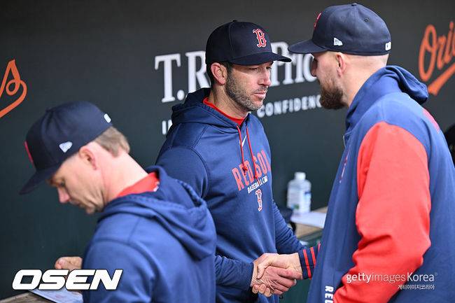 [사진] 보스턴 채드 트레이시 감독대행이 첫 경기 승리 후 악수를 나누고 있다. ⓒGettyimages(무단전재 및 재배포 금지)