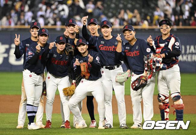 [OSEN=잠실, 이대선 기자] 프로야구 롯데 자이언츠가 LG 트윈스를 꺾고 2연패를 탈출했다. LG는 8연승에서 멈췄다.&nbsp;&nbsp;롯데는&nbsp;15일 서울 잠실구장에서 열린 2026 KBO리그 LG와 경기에서 2-0으로 승리했다.경기 종료 후 롯데 선수들이 승리의 기쁨을 나누고 있다. 2026.04.15 /sunday@osen.co.kr