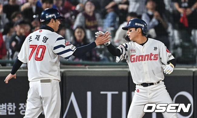 [OSEN=부산, 이석우 기자] 28일 부산 사직야구장에서 2026 신한 SOL KBO 리그 롯데 자이언츠와 키움 히어로즈의 경기가 열렸다. 홈팀 롯데는 김진욱이, 방문팀 키움은 알칸타라가 선발 출전했다.롯데 자이언츠 장두성이 6회말 1사 1,3루 좌중간 2타점 3루타를 치고 하이파이브를 하고 있다. 2026.04.28 / foto0307@osen.co.kr