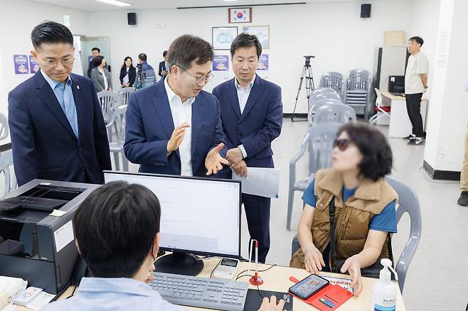 김동연 경기지사(가운데)가 27일 안양시 동안구 관양동 행정복지센터에서 도민과 대화하고 있다. 경기도 제공