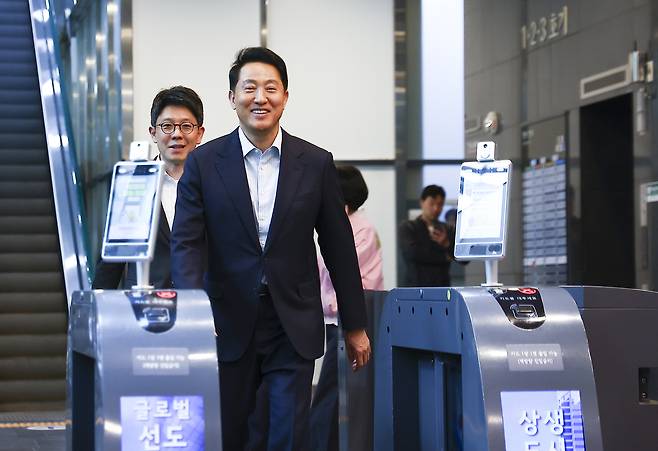 오세훈 국민의힘 서울시장 후보가 27일 서울시청에서 청사 밖으로 나서고 있다.&nbsp; &nbsp;뉴시스