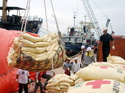 2006년 8월 30일 전남 목포항 대불부두에서 중국선적 닝두핑호에 대북 지원용 쌀이 선적되고 있다. 연합뉴스