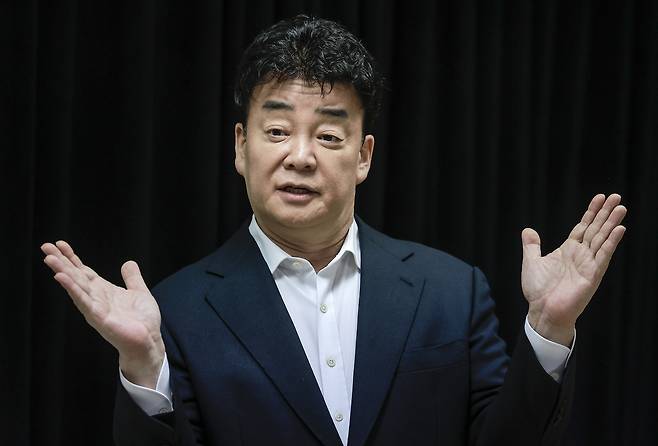 더본코리아 백종원 대표가 지난 3월28일 서울 서초구의 한 회의공간에서 열린 더본코리아 주주총회에서 취재진의 질문에 답하고 있다. 뉴시스
