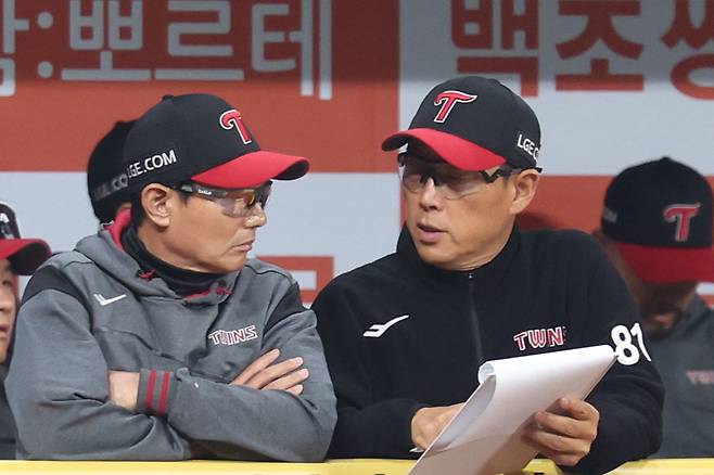 [서울=뉴시스] 권창회 기자 = 3일 오후 서울 구로구 고척스카이돔에서 열린 2026 KBO리그 LG 트윈스와 키움 히어로즈의 경기, LG 염경엽 감독이 김정준 코치와 대화하고 있다. 2026.04.03. kch0523@newsis.com