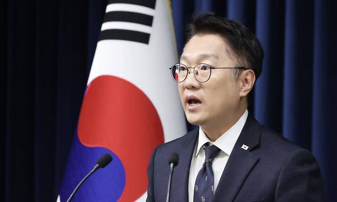 청와대 대변인 시절 브리핑하는 김남준 인천 계양을 국회의원 재보궐 선거 후보