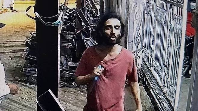 인도 최대 도시 뭄바이에서 경비원 2명에게 흉기를 휘두른 자이브 안사리(사진)가 이슬람국가(IS) 관련 콘텐츠에 심취했던 것으로 드러났다. 인디아투데이 캡처