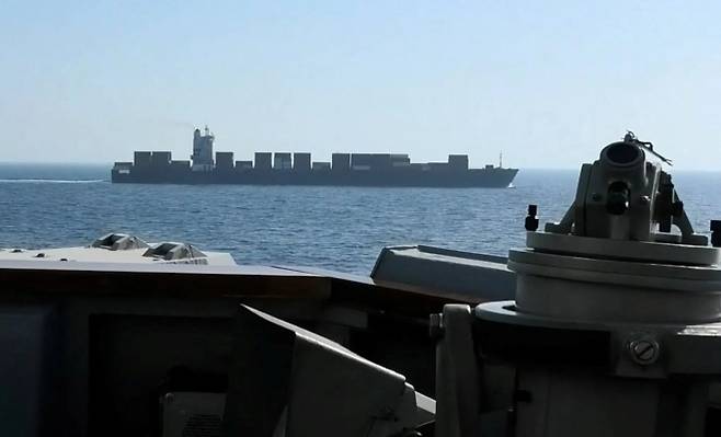 미 해군 구축함 USS 스프루언스가 19일(현지시간) 북아라비아해에서 이란 국적 화물선 투스카호를 차단하고 있다. 사진 오른쪽은 미 군함 장비 일부. 로이터 연합뉴스