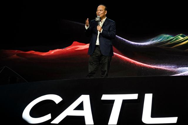 쩡위췬 CATL 최고경영자가 21일 베이징에서 열린 슈퍼 테크데이에서 발표하고 있다. AFP 연합뉴스