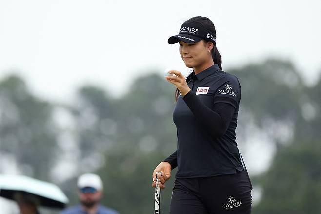 갤러리에게 인사하고 있는 윤이나. 사진 제공=AFP연합뉴스