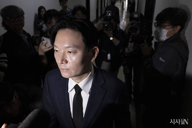 4월14일 박상용 인천지검 검사가 ‘조작기소 국정조사’ 1차 청문회 증인선서 거부로 퇴장 조치된 후 이동하고 있다. ⓒ시사IN 이명익