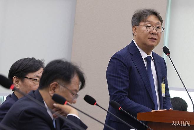 4월14일 국회에서 열린 ‘조작기소 국정조사’ 1차 청문회에서 방용철 전 쌍방울그룹 부회장(오른쪽)이 답변하고 있다. ⓒ시사IN 이명익